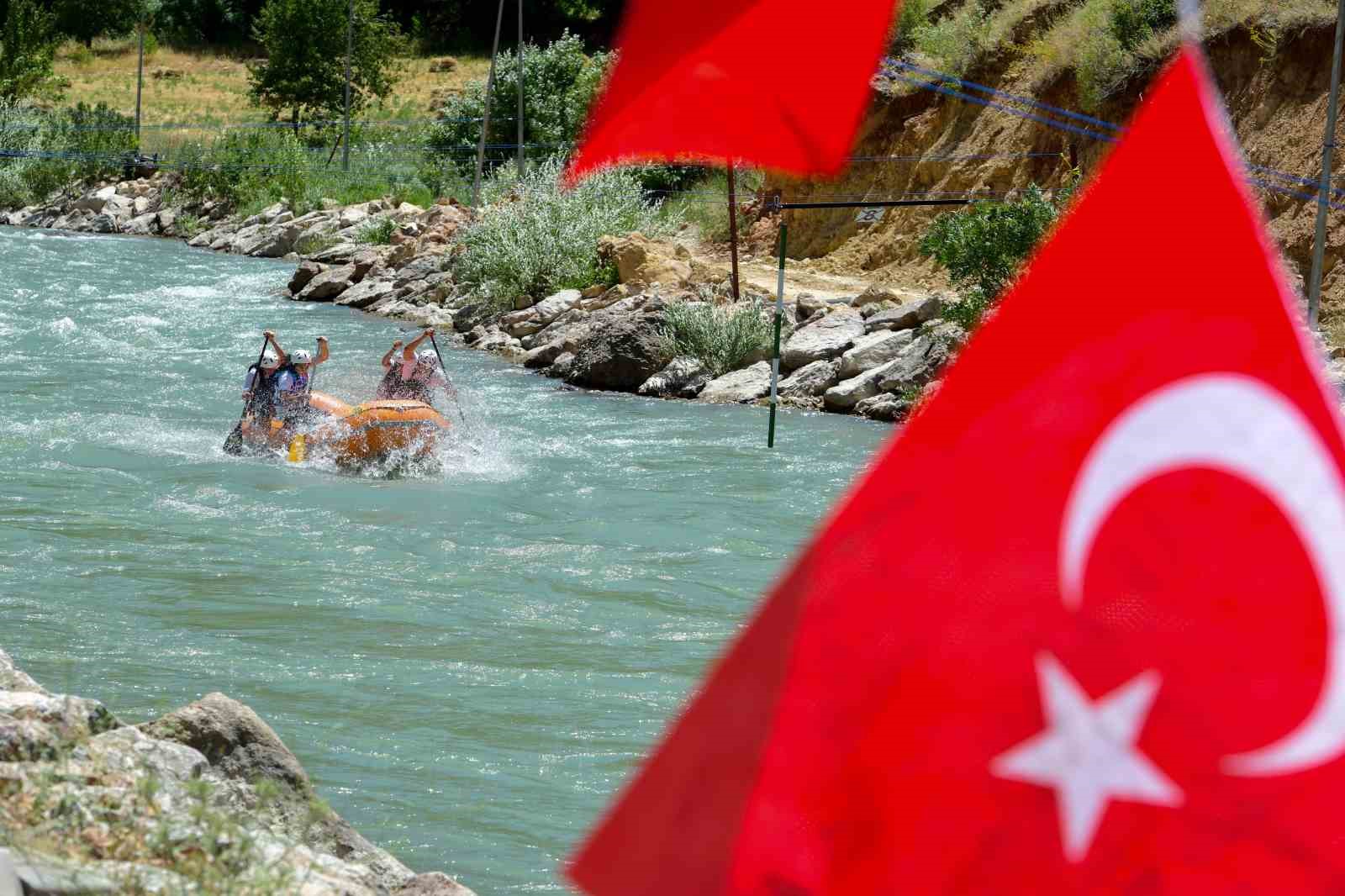 Rafting Türkiye Şampiyonası 3. ayak yarışları Çatak’ta sona erdi