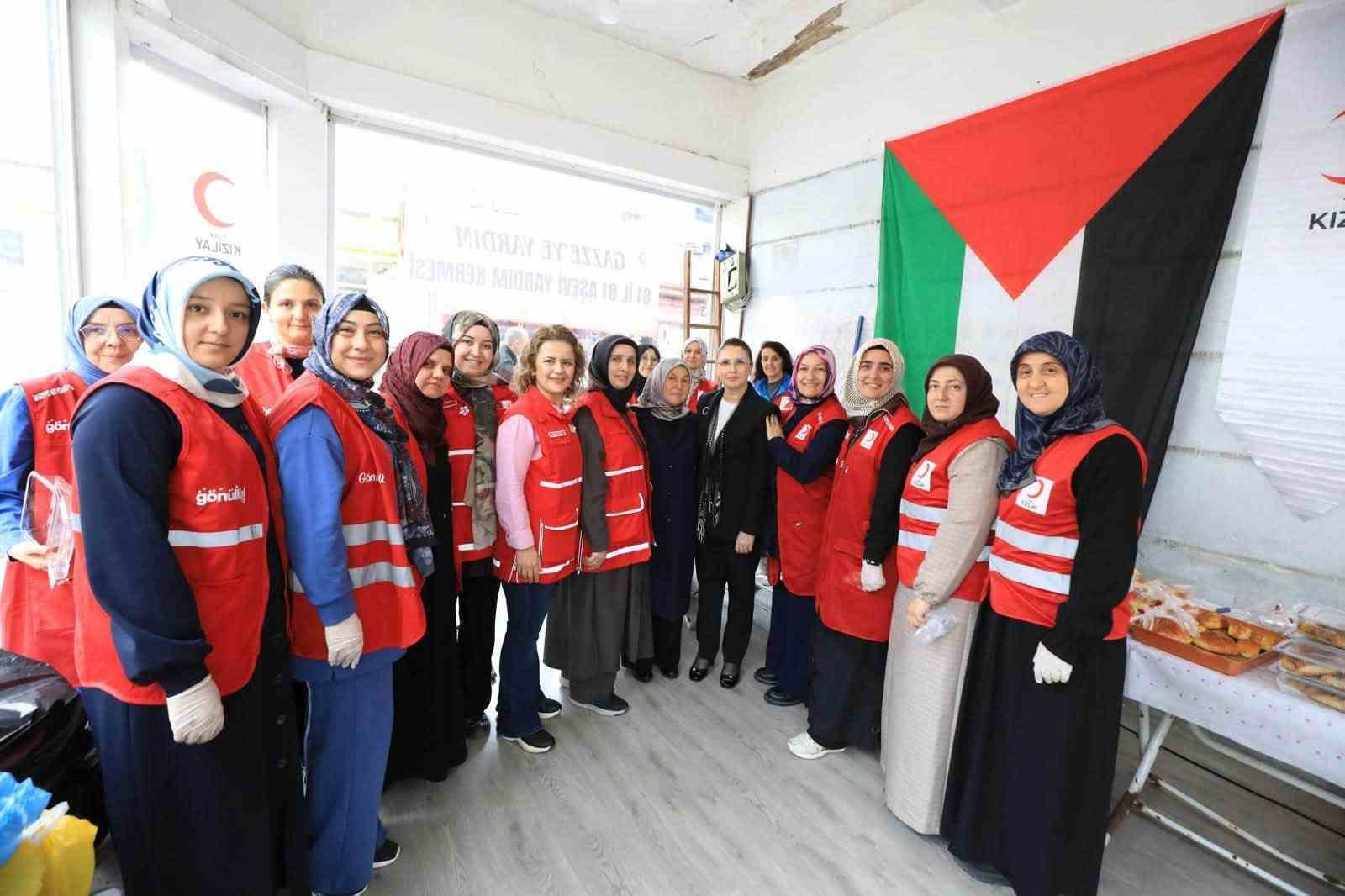 TÜRK KIZILAY BARTIN ŞUBESİ KADIN KOLLARI TARAFINDAN GAZZE'YE DESTEK VE "81 İL 81 AŞEVİ" PROJESİNE KATKI SAĞLAMAK AMACIYLA DÜZENLENEN DAYANIŞMA ETKİNLİĞİ, BAŞLADI. AKŞAM SAATLERİNDE ERECEK SATIŞLARIN TÜM GELİRİ GAZZE VE TÜRKİYE'DEKİ AŞEVLERİNE BAĞIŞLANACAK.