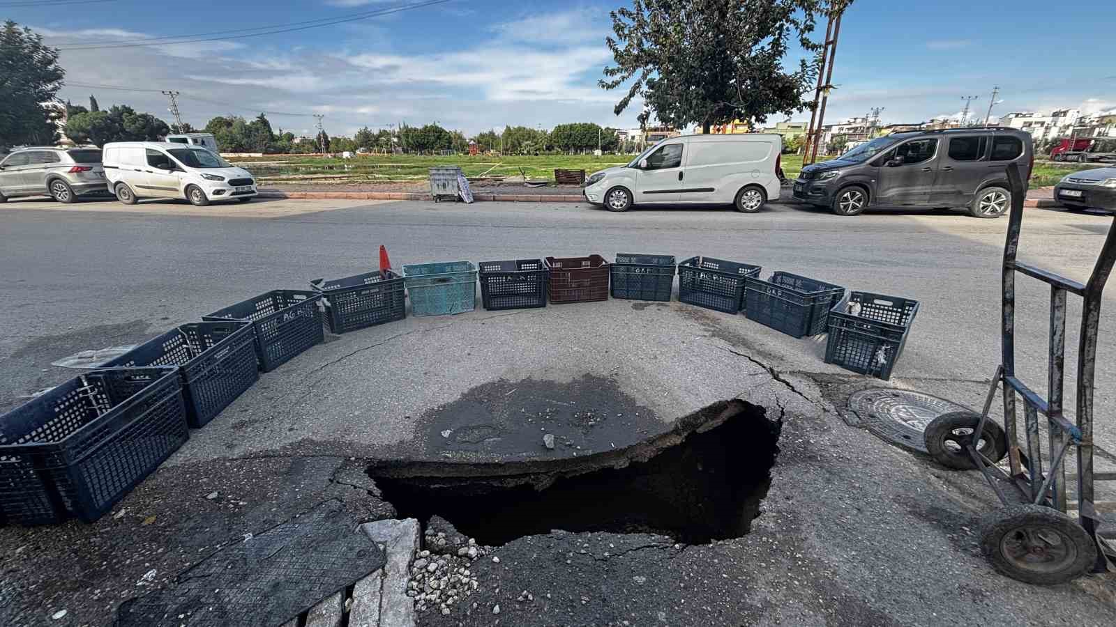 ADANA’DA YOLDA MEYDANA GELEN ÇÖKME SONUCU YAKLAŞIK 2 METRE DERİNLİĞİNDE VE GENİŞLİĞİNDE ÇUKUR OLUŞTU.