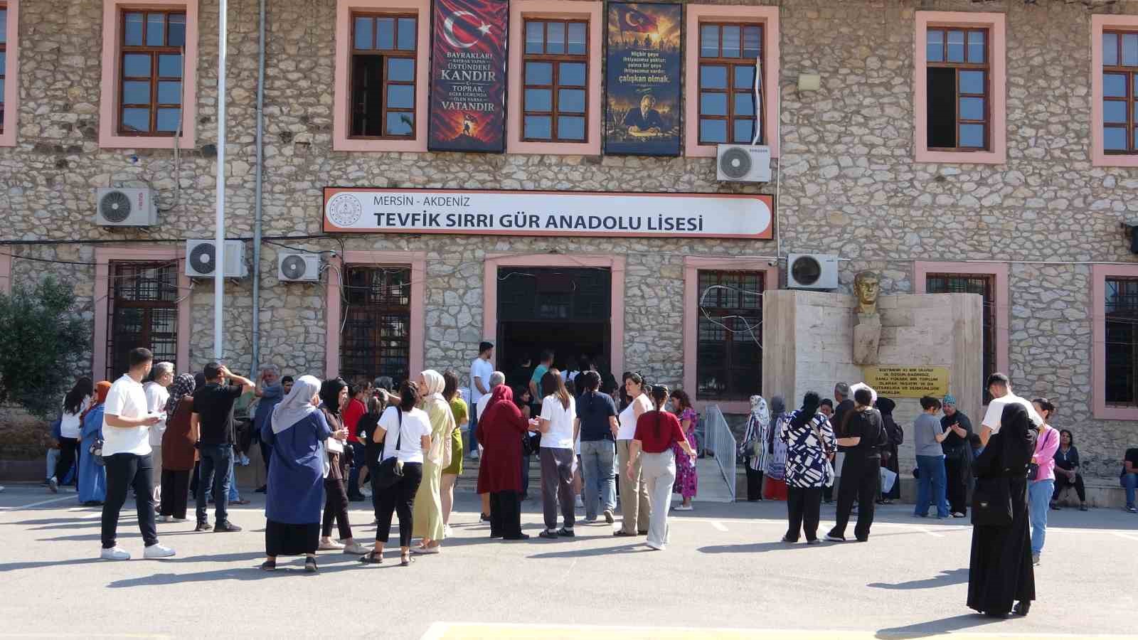 Mersin’de YKS heyecanı: Sınava saniyelerle yetiştiler