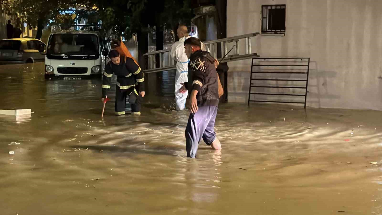 ADIYAMAN’DA ETKİLİ OLAN ŞİDDETLİ SAĞANAK YAĞIŞ NEDENİYLE SU BASAN EVDE MAHSUR KALAN 2 YAŞLI KADIN, İTFAİYE EKİPLERİNİN PENCERE KORKULUKLARINI SÖKEREK GERÇEKLEŞTİRDİĞİ ÇALIŞMAYLA KURTARILDI.