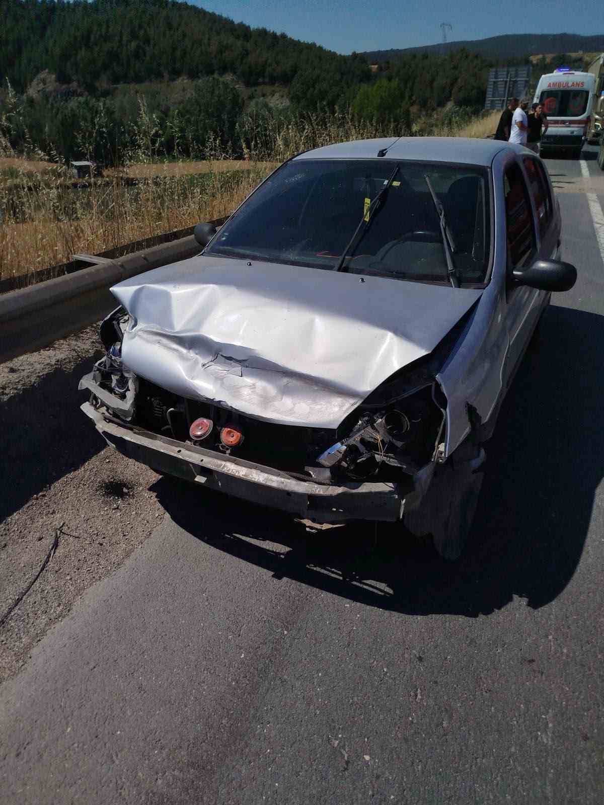 Direksiyon başında fenalaşan sürücü refüje çarptı