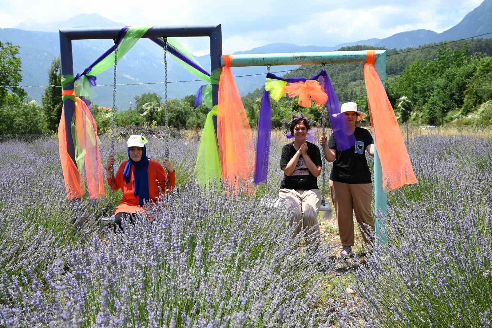 Kemer'de 'Mor turizm' başlıyor