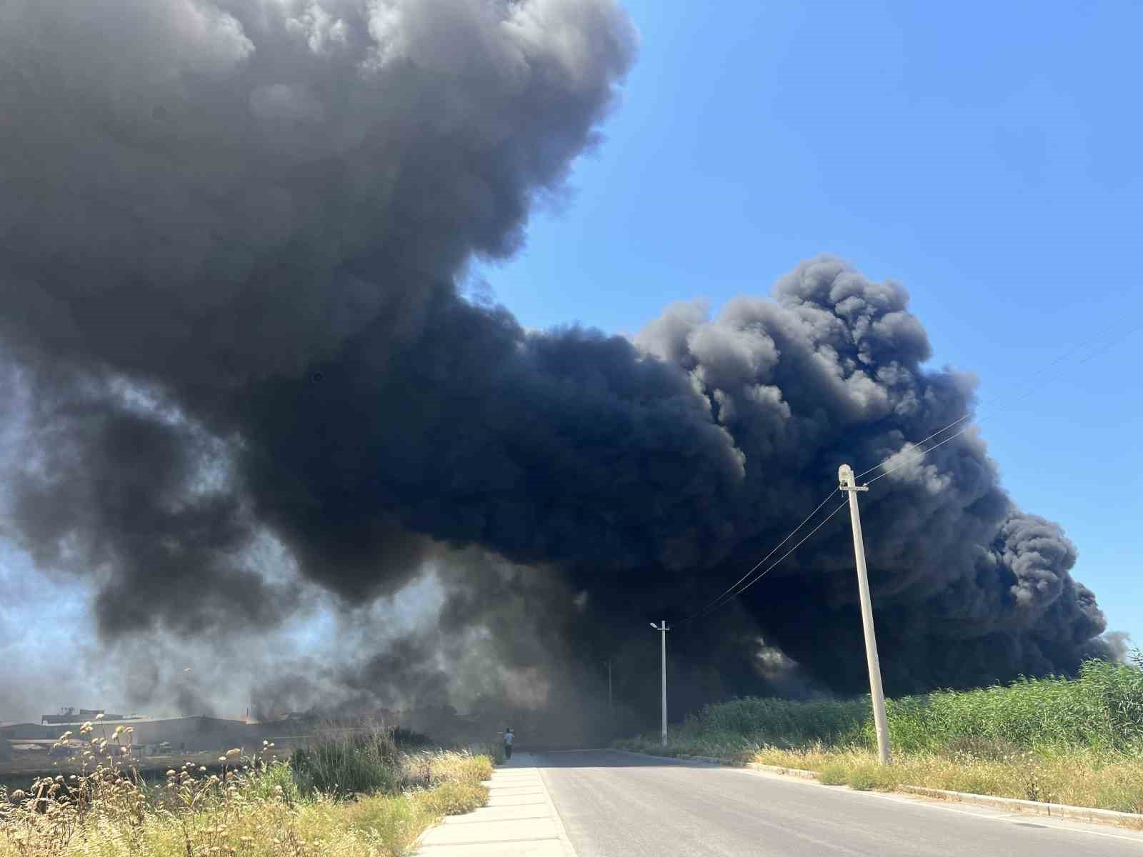 İzmir'de geri dönüşüm fabrikasında korkutan yangın