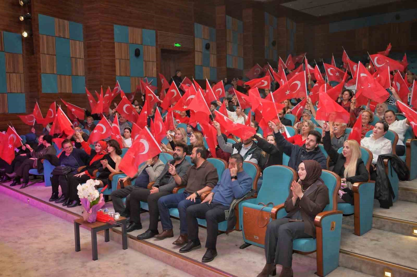 ESENYURTLULARIN YOĞUN İLGİ GÖSTERDİĞİ PROGRAMDA, MÜZİK DOLU ANLAR YAŞANDI.