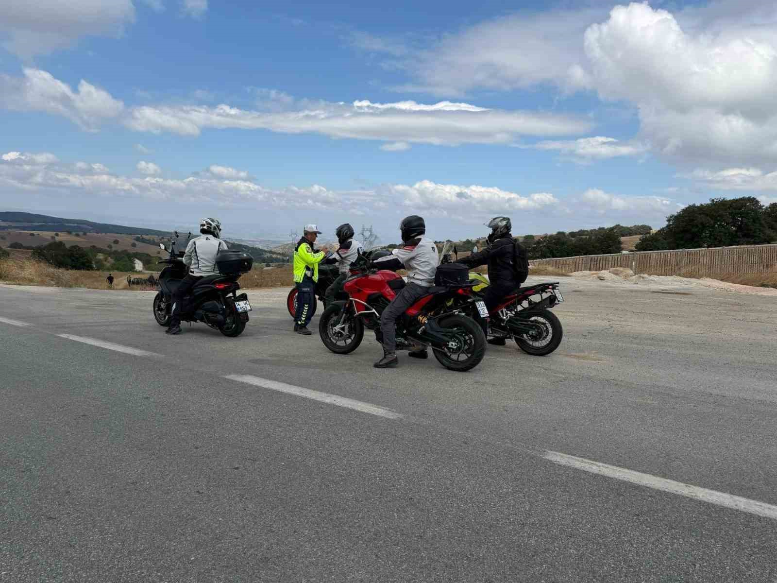 Motosiklet sürücülerine 'Reflektif Yelek Giy', 'Görünür Ol' uyarısı
