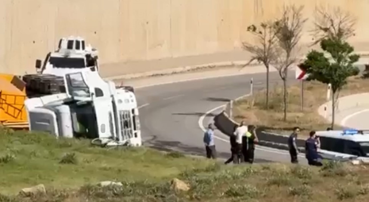 Yüksekova’da hafriyat yüklü kamyon devrildi