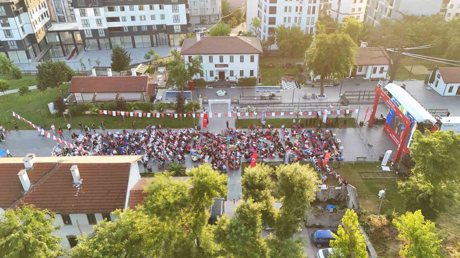 Arnavutköy’de binlerce kişi milli maç heyecanını dev ekranlarda yaşadı