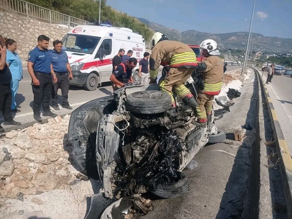 Hatay'da otomobil refüje çarptı: 1'i ağır 3 yaralı