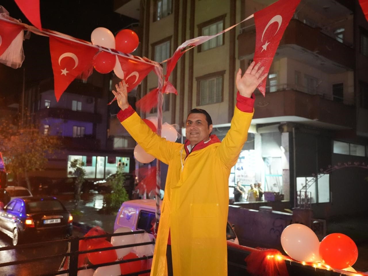 ŞEHİTKAMİL BELEDİYE BAŞKANI UMUT YILMAZ’IN GELENEKSEL HALE GETİRDİĞİ CUMHURİYET KORTEJİ, BU YIL SAĞANAK YAĞIŞ ALTINDA CUMHURİYET’İN İLANININ 103. YIL DÖNÜMÜNE ÖZEL OLARAK 103 ARAÇLA GERÇEKLEŞTİRİLDİ. YÜZLERCE VATANDAŞIN KATILDIĞI KORTEJDE TÜRK BAYRAKLARI DALGALANDI, CUMHURİYET COŞKUSU TÜM ŞEHİTKAMİL’İ SARDI.
