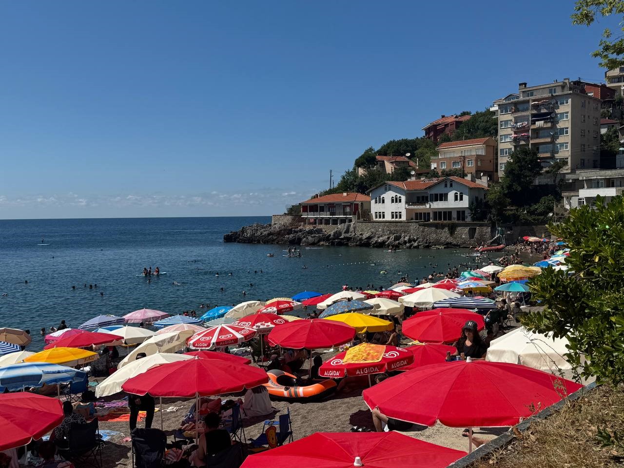 Zonguldak'ta sıcak hava bunalttı, vatandaşlar plaja akın etti