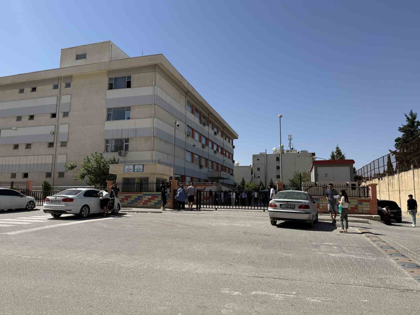 Üç çocuğunu üniversiteli yaptı, şimdi kendi hayali için YKS sıralarında