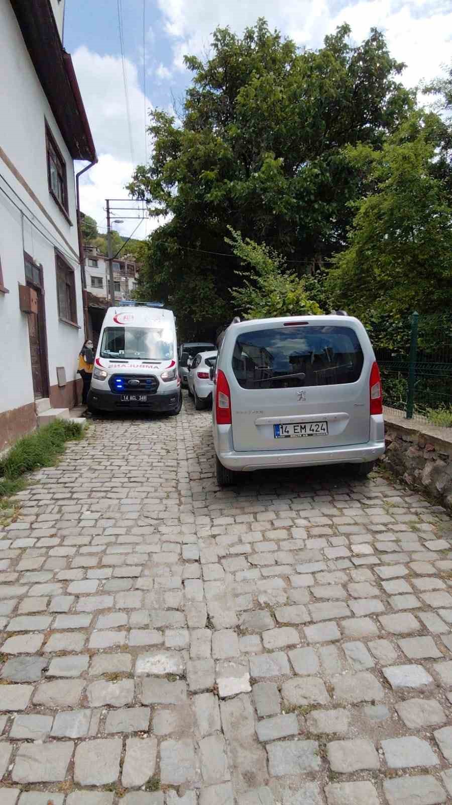 Bolu’da park edilen araçlardan ambulans sokağa giremedi: Sağlık ekipleri hastaya yürümek zorunda kaldı