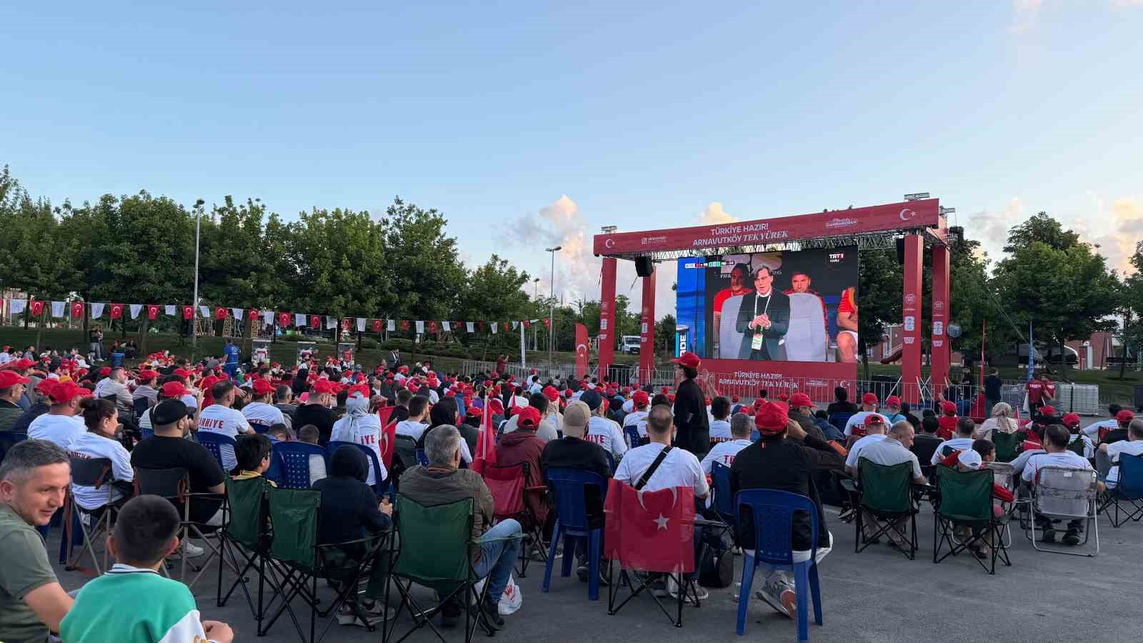 Arnavutköy’de binlerce kişi milli maç heyecanını dev ekranlarda yaşadı