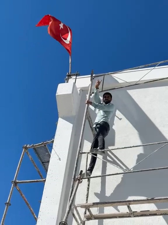 Ters dönen Türk bayrağını görünce dayanamadı, 10 metre yüksekliğindeki iskeleye tırmandı