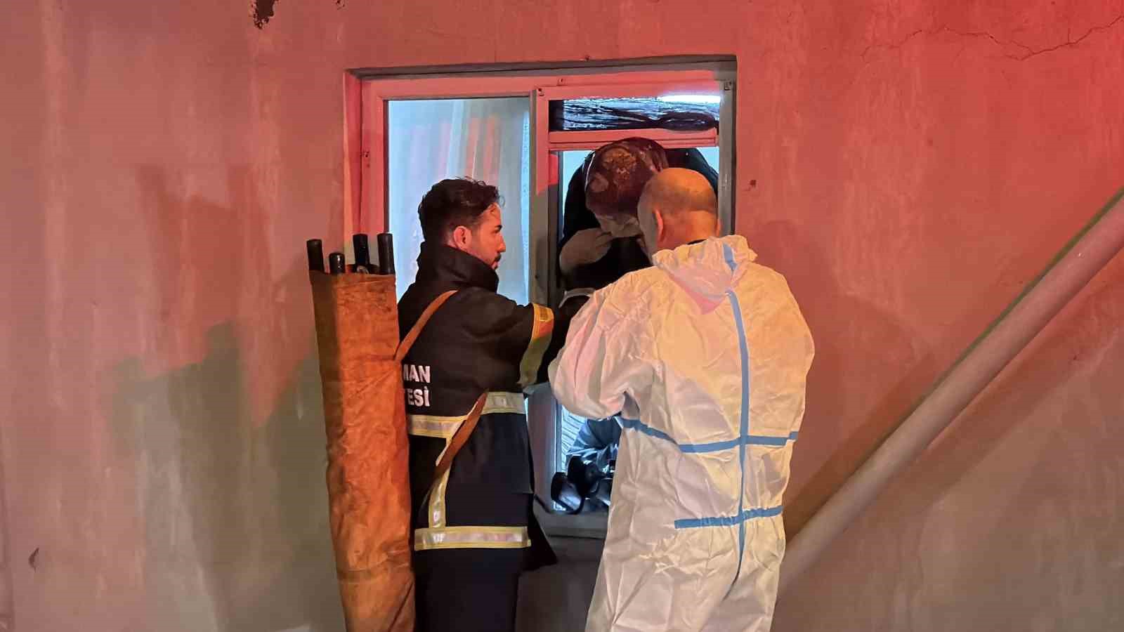 ADIYAMAN’DA ETKİLİ OLAN ŞİDDETLİ SAĞANAK YAĞIŞ NEDENİYLE SU BASAN EVDE MAHSUR KALAN 2 YAŞLI KADIN, İTFAİYE EKİPLERİNİN PENCERE KORKULUKLARINI SÖKEREK GERÇEKLEŞTİRDİĞİ ÇALIŞMAYLA KURTARILDI.